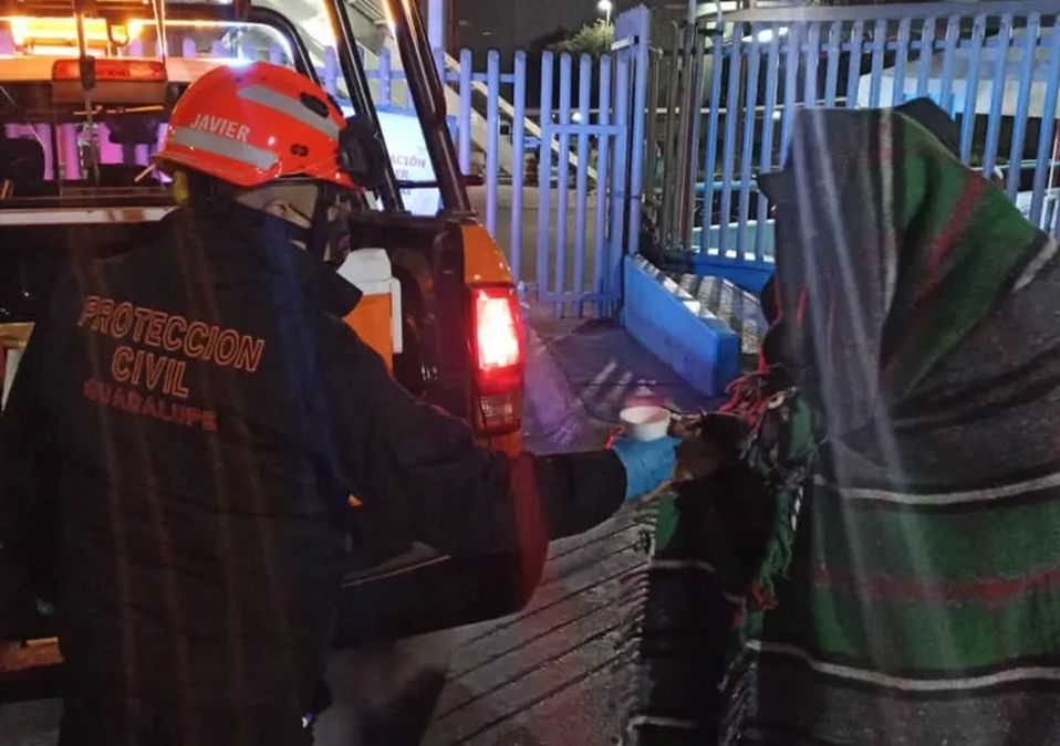 Entregan cobertores, chocolate caliente y café durante operativo por el frío en Monterrey
