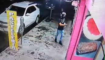 Imágenes de un hombre a punto de asaltar la panadería. | Cortesía