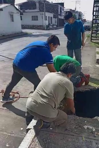 Rescate de joven tras caer a socavón en Córdoba, Veracruz / Cortesía