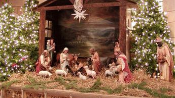 Esta costumbre, recrea la escena del nacimiento de Jesucristo con figuras y ambientación.
