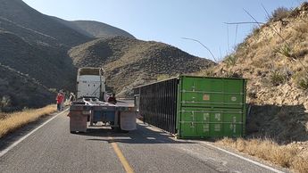 El conductor del tráiler resulto ileso