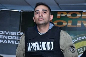 El militar Miguel Ángel Burgos es escoltado por policías tras su detención / AFP