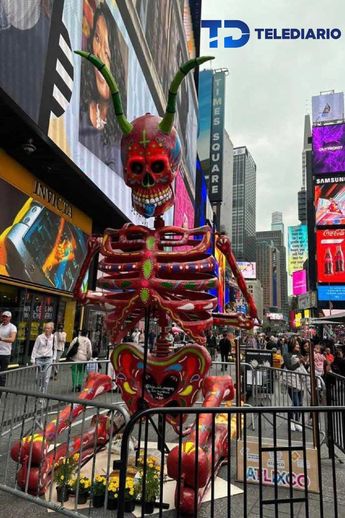 Víctor Hugo Poblano creó una de las calaveras monumentales que se exhiben en Times Squares / Miguel Ceballos