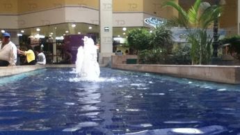 La desaparecida fuente de Plaza Crystal, testigo de generaciones que crecieron entre helados, caballitos mecánicos y Fábricas de Francia / Cortesía