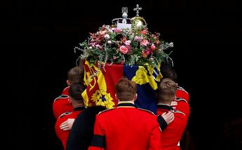 The Bearer Party lleva el ataúd de la reina Isabel II / AFP