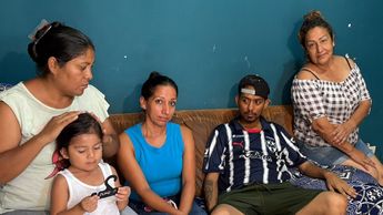 Vecinas de Juárez se organizan para apoyar a Everardo, un joven enfermo que quedó al borde de la muerte tras ser atropellado.| Ángel Mercado