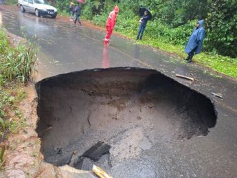 El socavón en Tlatlauquitepec se originó justo en medio de la carretera que conduce hacia a Mazatepec / Especial