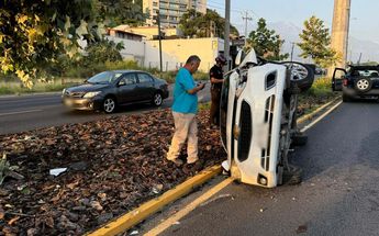 Volcadura en la avenida Morones Prieto en Monterrey. | Fabricio Gallegos