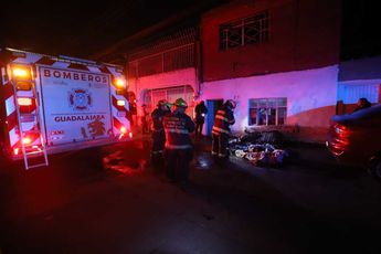 Bomberos removieron escombros para evitar que las llamas se reavivaran. | Roberto Hurtado