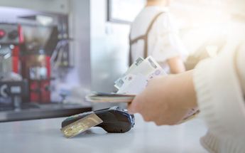 En OXXO se puede realizar retiros de efectivo de tarjetas de Banco Azteca | Freepik