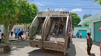 Camiones de basura fueron retenidos a la fuerza para recolectar basura en Tehaucán / Carolina Espinosa