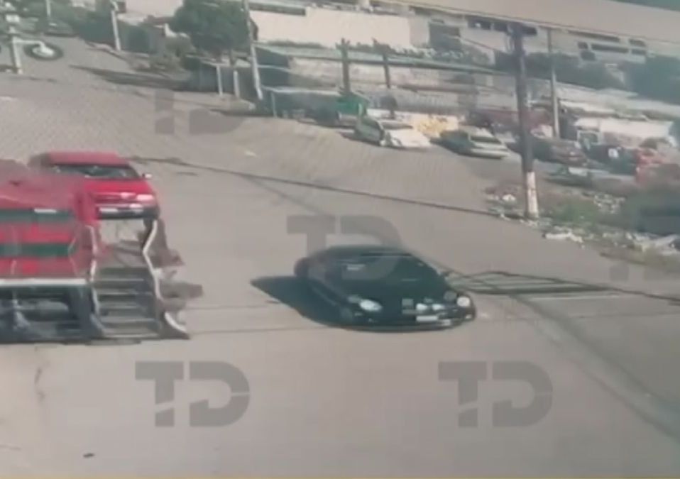 Accidente de tren y auto quedó grabado por cámaras de seguridad de Ecatepec. | Telediario