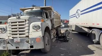 Camión de transporte de personal terminó impactado contra un torton detenido en la carretera 54.