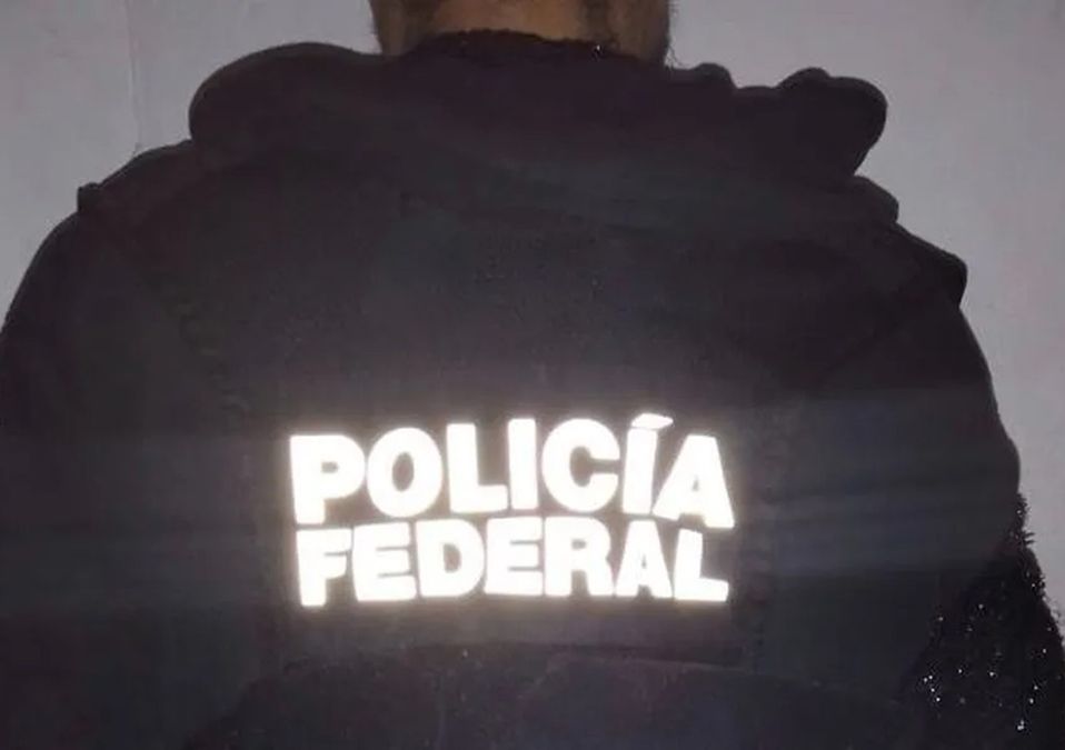 Detienen a hombre por utilizar chaleco antibalas de la Policía Federal