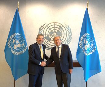 El diplomático mexicano Juan Ramón de la Fuente (izq.) estrechando la mano con el secretario general de las Naciones Unidas, António Guterres. | ONU