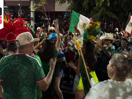 Miles de personas acuden a La Minerva para los festejos por el triunfo de la Selección de México | Usi Toledo