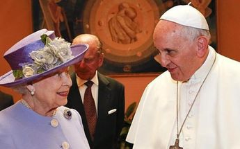 Isabel II y papa Francisco / Reuters