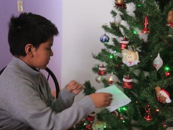 Además de sus regalos, Gustavo también pidió a los Reyes Magos poder reunirse con sus amigos en la escuela / Andrés Lobato
