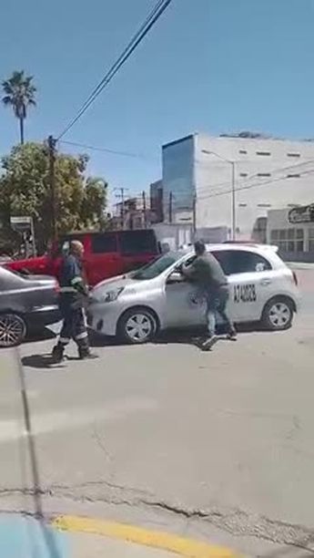 VIDEO | Sujeto enfurecido agrede a taxista de la tercera edad en Torreón y fue grabado