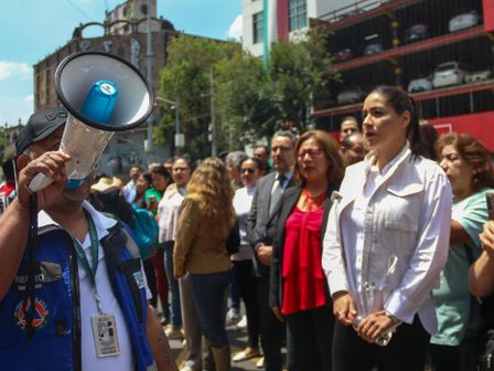Sigue las instrucciones de las autoridades de protección civil durante un evento sísmico.