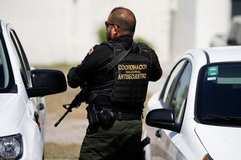 Autoridades mexicanas entregaron a los dos sobrevivientes al Consulado de Estados Unidos el martes pasado. | Reuters