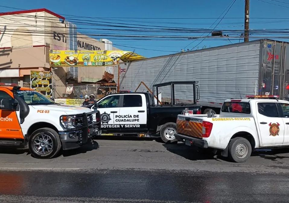 Tráiler choca contra camión y se impacta contra negocio en Guadalupe