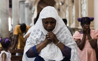 Varios fieles lamentan la muerte del papa emérito / AFP