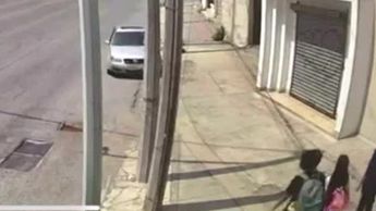 Revelan video donde auto choca con postes y atropella a jóvenes en Monterrey