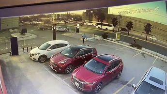 El responsable salió caminando con tranquilidad del estacionamiento. | Cortesía