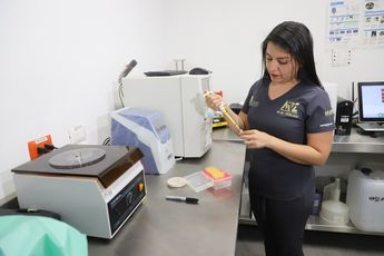La médico veterinario zootecnista de la UANL, Iris Tristán dio recomendaciones para cuidar a las mascotas. | Leonel Rocha