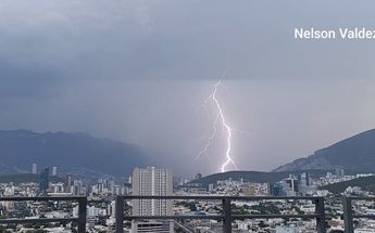 Rayos caen en Monterrey tras lluvias