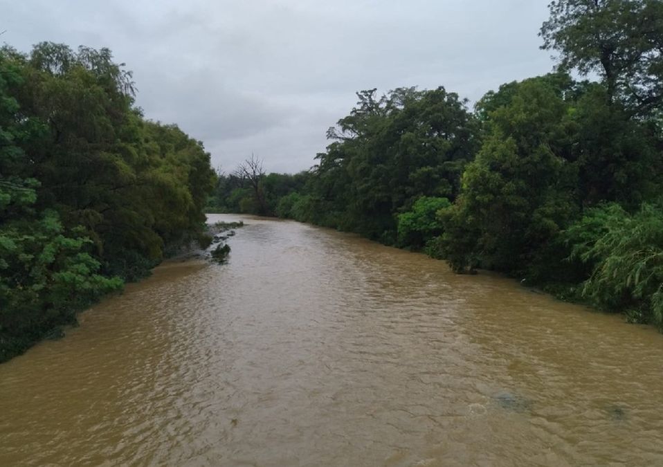 Caudal del río La Silla incrementa tras fuertes lluvias en NL. | Sandra González