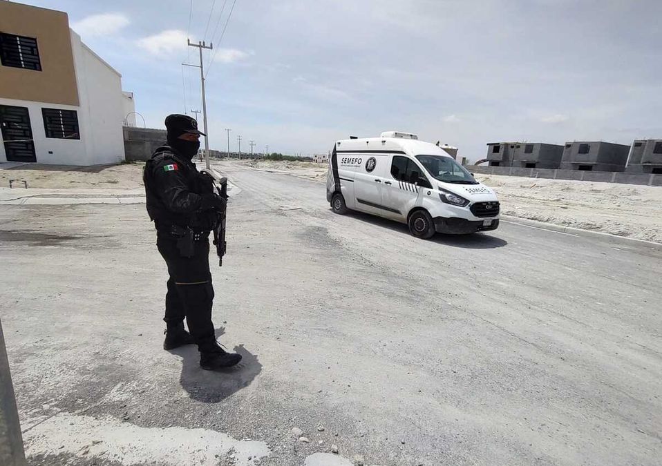 El cuerpo del hombre tenía una navaja clavada en la espalda y una cartulina. | Agustín Martínez