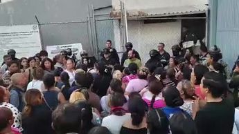 Revelan video del desgarrador momento en que familiares se enteran de los muertos en el penal de Mazatlán