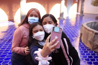Grupo de niñas se toma selfie en Museo Amparo | Andrés Lobato