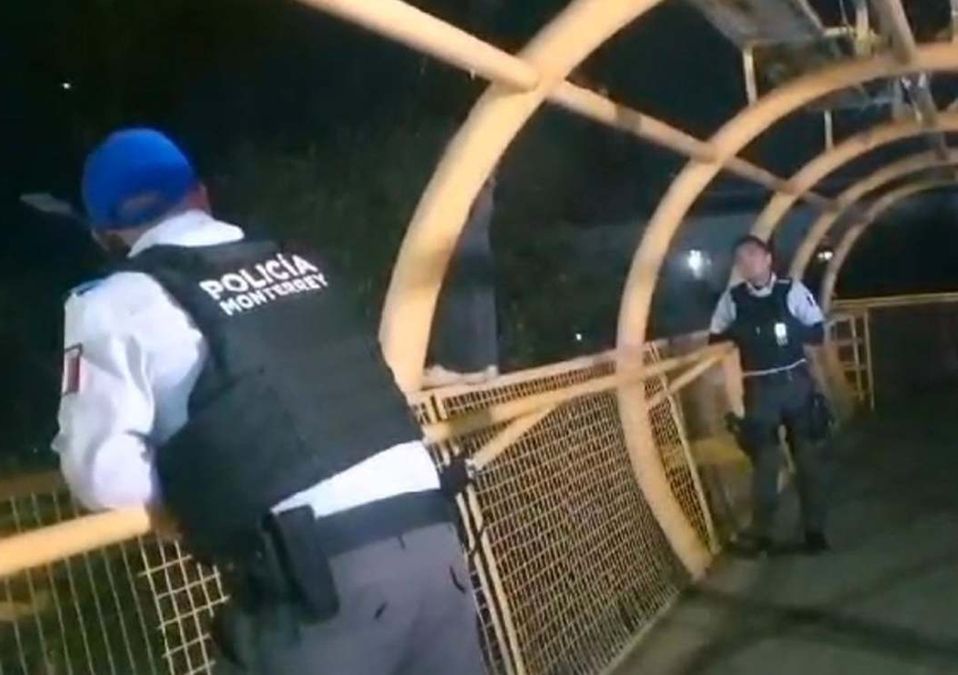 Oficiales de la Policía de Monterrey evitaron que un hombre saltara de un puente peatonal. | Cortesía
