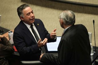 Enrique Inzunza en diálogo con Adán Augusto, quien también ha sido señalado por presuntos vínculos con el crimen organizado / Agencia Cuartoscuro