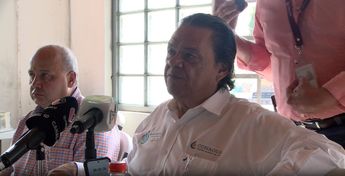 Gustavo Figueroa, funcionario de la Conagua explica como se llevará a cabo la construcción de la plantas de tratamiento | Josefina Ruiz