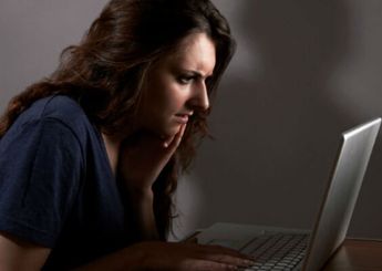 ¿Eres de los que no pueden dejar de stalkear a su ex en Facebook? La ciencia tiene la explicación