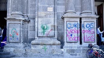 Más pintas hechas a la fachada de la Catedral / Gloria Reza