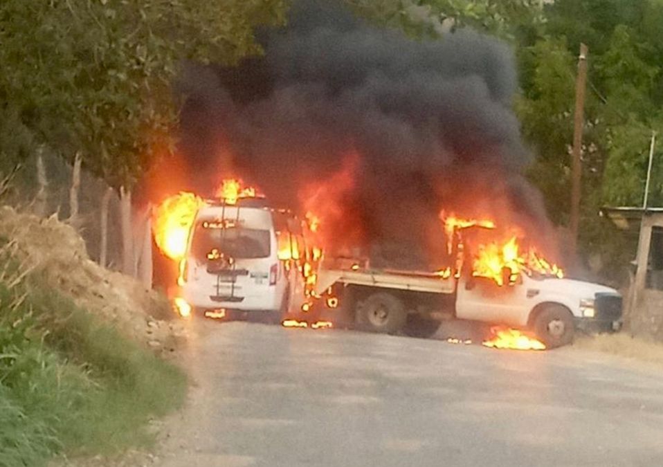 Los agresores prendieron fuego a vehículos / Fabián Rodríguez.