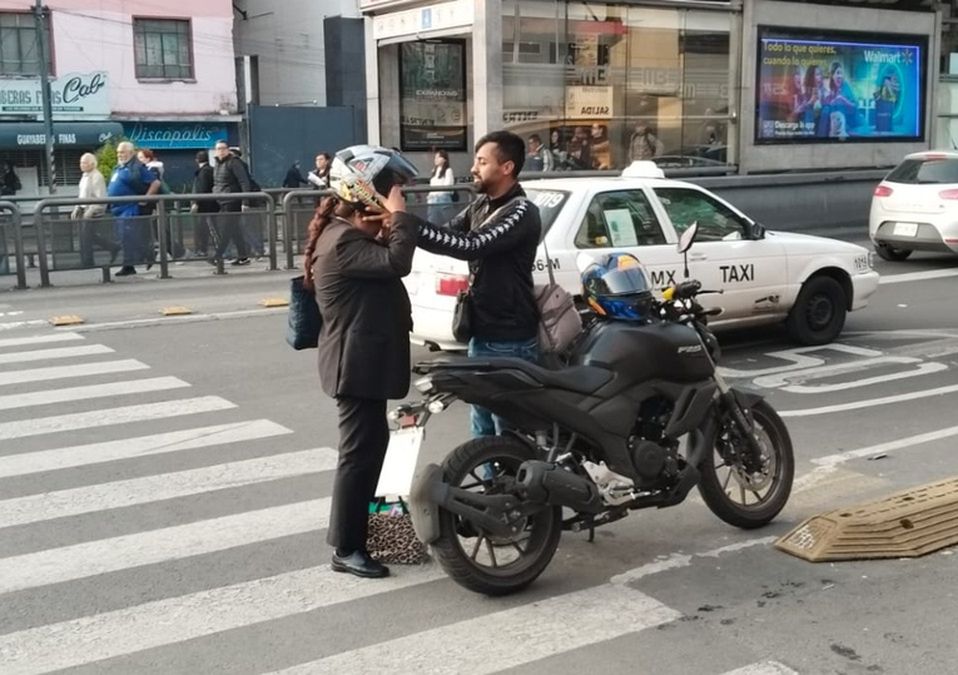 Usuarios de transporte público buscan vías alternas ante bloqueos / Liset González