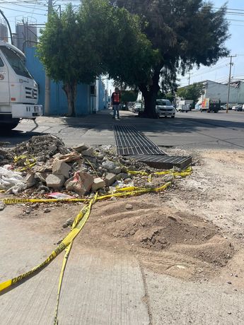 Así lucen algunas banquetas en el Área Metropolitana de Guadalajara / Karla Victoria Rodríguez