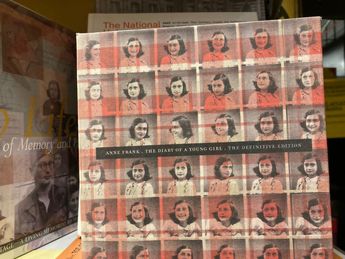 Edición especial del Diario de Ana Frank en inglés. | Carlos Ortega