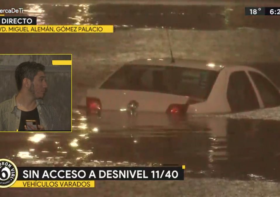 Por lluvias en Gómez Palacio auto queda varado en desnivel 11/40