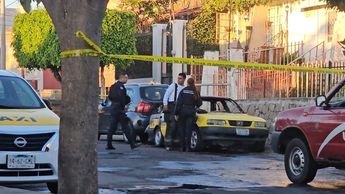 Bomberos de Guadalajara sofocaron las llamas que consumieron el vehículo estacionado | Foto: Juan Carlos Munguía