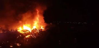 El incendio ocurrió en un lote que almacenaba vehículos chatarra. | Leyda Estrada