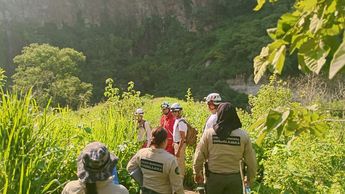 Autoridades de Guadalajara realizando los trabajos para extraer la extremidad en la Barranca de Huentitán | Protección Civil