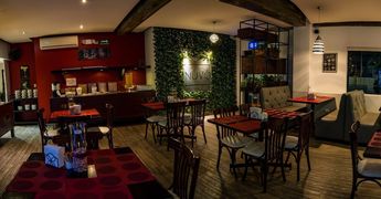También cuenta con su propio restaurante para un servicio completo.