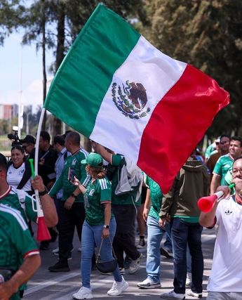 Los vendedores aún confían en que la gente continúe comprando la playera de la Selección Mexicana pese a su eliminación del Mundial | Gdl 2026